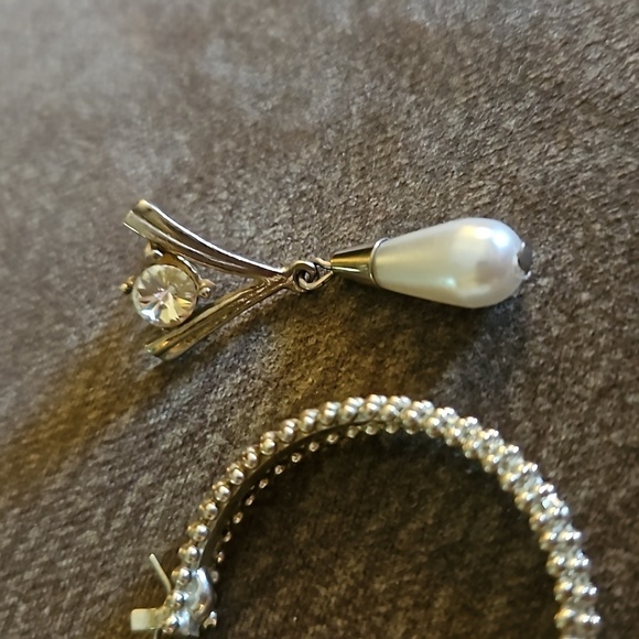 3/$30 VTG Mismatched Silvertone Pearl Drop Hoop Earrings - Picture 4 of 6